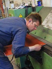 Willem van Dam aan het werk in de werkplaats Willem van Dam aan het werk in de werkplaats